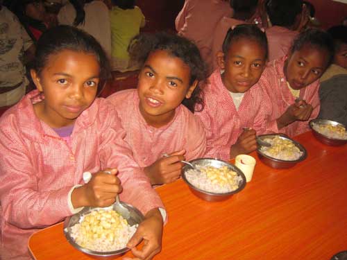 Repas de midi à la cantine de l'école Akany Aina à Ambatolampy, Madagascar