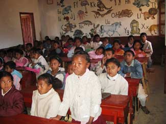Rentr�e scolaire des enfants du Primaire Akany Aina � Madagascar