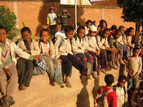 Enfants de Madagascar élèves à l'école Akany Aina