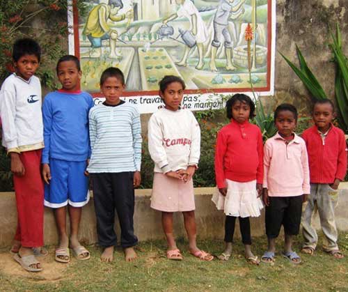  Des vêtements neufs pour les enfants du Centre Akany Aina à Madagascar