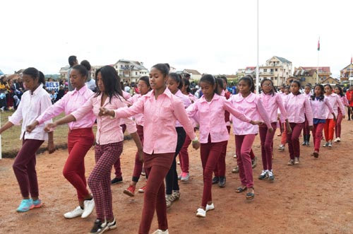 Les élèves d'Akany Aina participent au défilé de la Fête de l'Indépendance de Madagascar à Ambatolampy