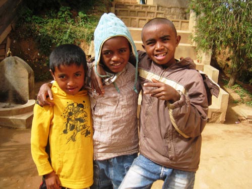 Jenues élèves de l'école malgache Akany Aina