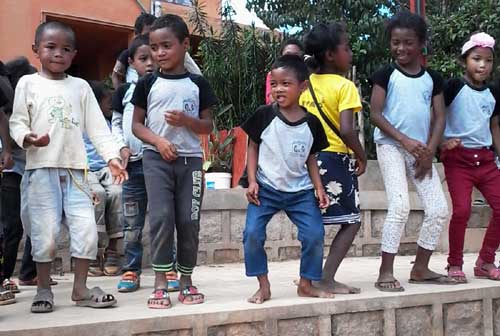 Enfants de Madagascar scolarisés à l'école Akany Aina d'Ambatolampy