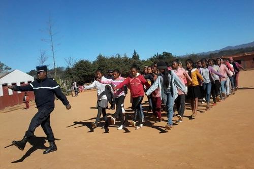 Un officier de la gendarmerie nationale malgache entraîne les enfants d'Akany Aina à défiler au pas.