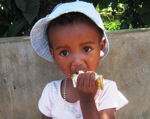 Goûter de Noël des élèves de l'école Akany Aina à Madagascar