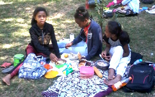 Pique-nique lors du voyage d'études à Tananarive, capitale de Madagascar, pour les enfants de l'école Akany Aina