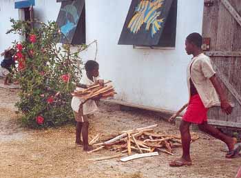 Les enfants apportent chaque matin un bout de bois pour la cuisson dess aliments.