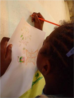 Les enfants de l'école d'Ambodirafia peignent une grande frise sure les murs de leur école à Madagascar