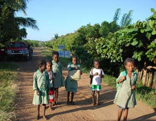 Les enfants sur le trajet de l'école d'Ambodirafia