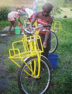 A Ambodirafia, les vélos offerts par La Poste font le bonheur des enfants