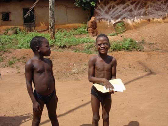Enfants du Bénin recevant leur acte de naissance des mains de l'animateur de la SMDS