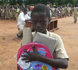 Distribution de fournitures scolaires aux orphelins du sida au Bénin