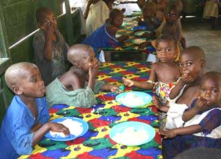Repas de midi pour les plus jeunes enfants à la cantine du FONDAF