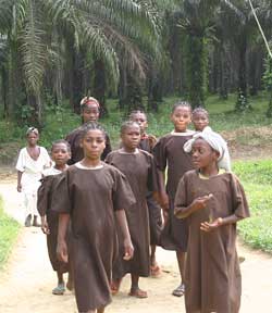 Jeunes pygmées du FONDAF à Bipindi