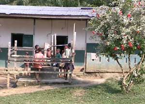 Une fontaine pour les jeunes Pygmées de Bipindi