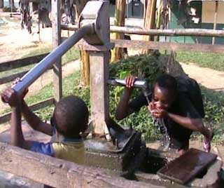 Pompe à eau pour les jeunes Pygmées de Bipindi