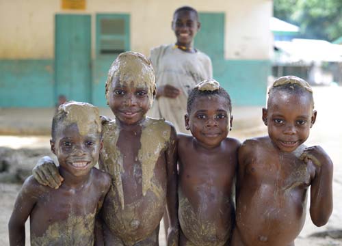 Bain de boue pour les enfants Pygmées Bagyeli de Bipindi au Cameroun