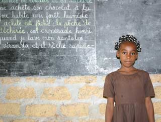 Cécile, jeune Pygmée pensionnaire du Fondaf élève à l'école primaire de Bipindi, Cameroun