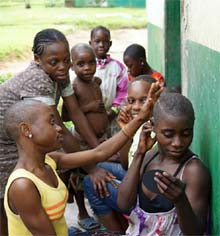 Coupe de cheveux à ras pour la rentrée scolaire des jeunes Pygmées au Cameroun