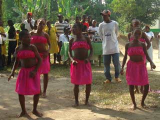 Chant et danse pour les enfants Pygmées au Fondaf Bipindi, Cameroun