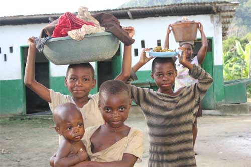 Jeunes Pygmées du Foyer de Bipindi au Cameroun