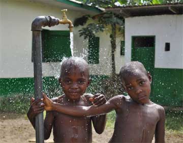 Enfants Pygmées de Bipindi se lavant au puits