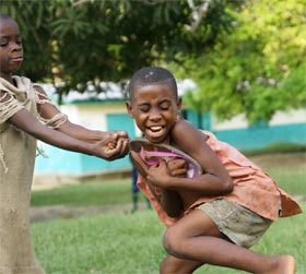Jeunes Pygmées Bagyeli du Cameroun jouant avec leurs babouches