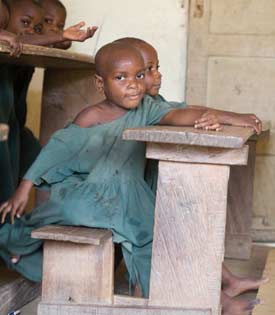 Marguerite-Marie, jeune Pygmée pensionnaire et élève au Fondaf Bipindi, Cameroun
