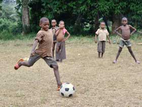 Match de foot organisé par les jeunes Pygmées Bagyeli de Bipindi au Cameroun