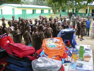 Distribution des fournitures scolaires aux enfants Pygmées du Fondaf à Bipindi