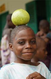 Jeune Pygmée et pamplemousse, Bipindi, Cameroun