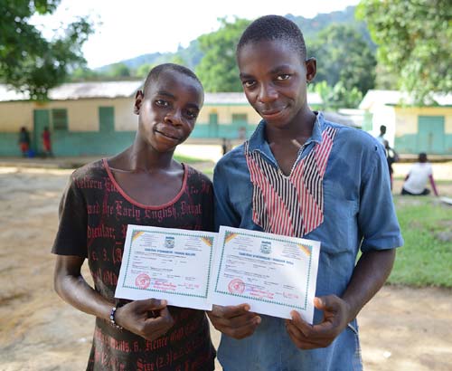 Tableau d'Honneur pour deux lycéens Bagyeli au Cameroun