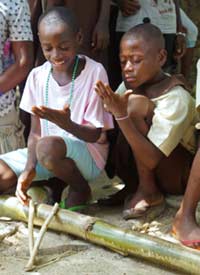 Les jeunes Pygmées accompagnent au tam-tam les danses traditionnelles pour fêter la rentrée scolaire au Fondaf Bipindi au Cameroun