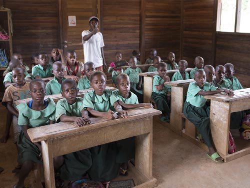 Les enfants Pygmées Bagyeli de Lolabé en classe préscolaire