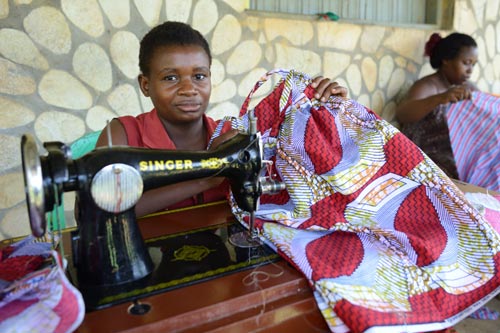 Jeune Pygmee Bagyeli apprentie couturière