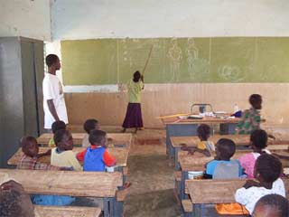 Une classe de l'école primaire de Guiè