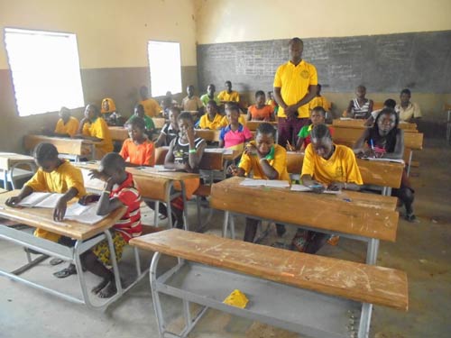 Cours de soutien scolaire pour les élèves de Namassa au Bukina Faso
