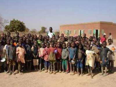 Un groupe d'élèves de l'école de Douré près de Guiè