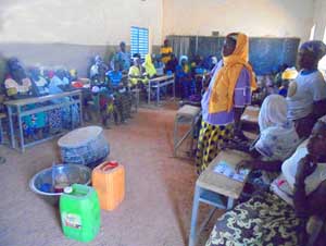 Réunion des mamans à l'école de Babou au Bukina Faso pour la préparation de la cantine