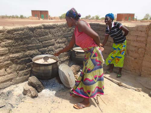 Préparation des repas à l'école de Namassa au Bukina Faso