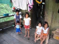 Communaut� Indienne Tsachilas dans la for�t occidentale des Andes