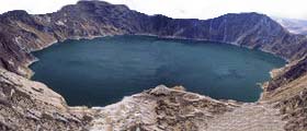 Le lac de crat�re du volcan Quilotoa
