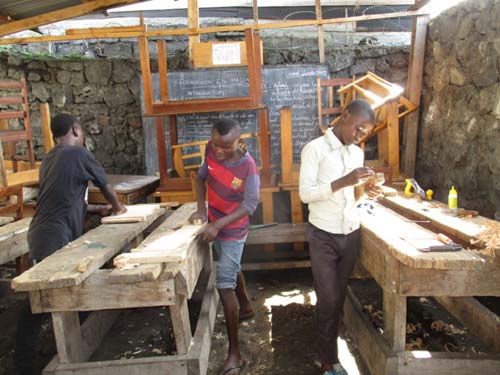 Apprentis menuisiers à Goma en RDC
