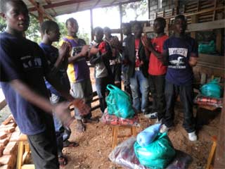 Cadeaux offerts aux enfants soldats démobilisés à Goma