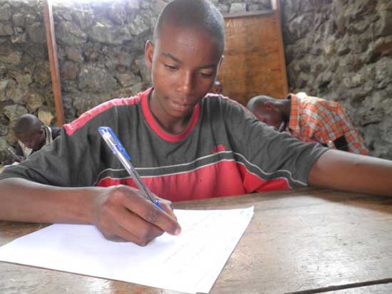 Apprenti menuisier en stage pratique de menuiserie à Goma