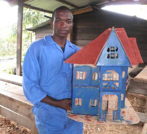 Maquette de maison exécutée par un ex enfants soldat apprenti menuisier à Goma