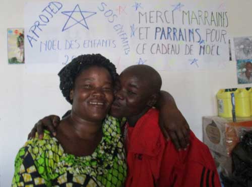 Enfant soldat démobilisé réconcilié avec sa maman lors de la fête de Noël à Goma en RD Congo