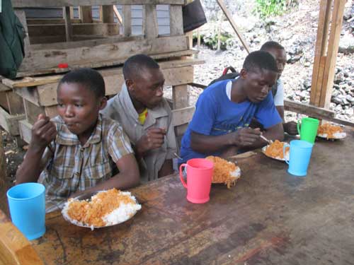 Repas de midi des enfants soldats en apprentissage de menuiserie à Goma