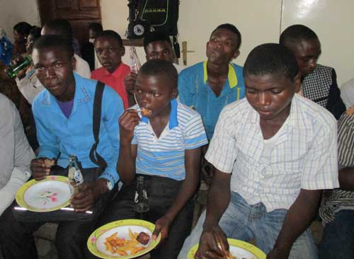 Repas de Noël pour les enfants soldats démobilisés apprentis menuisiers à Goma en RD Congo