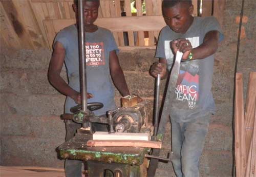 Les apprentis menuisiers apprennent à utiliser les machines outils dans un atelier de la ville de Goma - Stage pratique promotion 2012